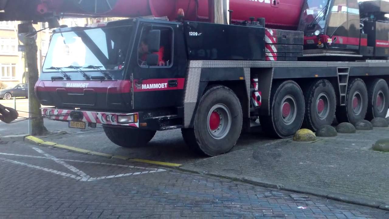 Grove GMK 5130-1 crane in narrow street