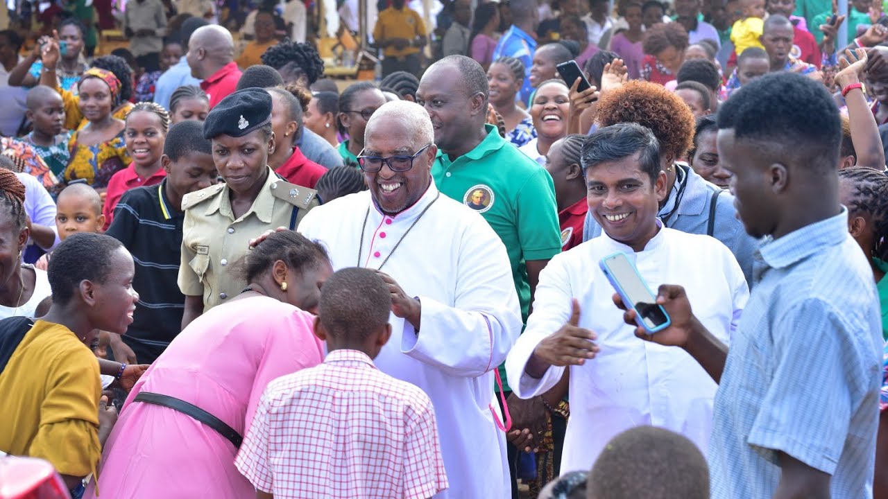 Askofu Mkuu Ruwa'ichi aagwa Kifalme huko Kibada, Kigamboni - DSM, atoa Baraka kwa Watoto.