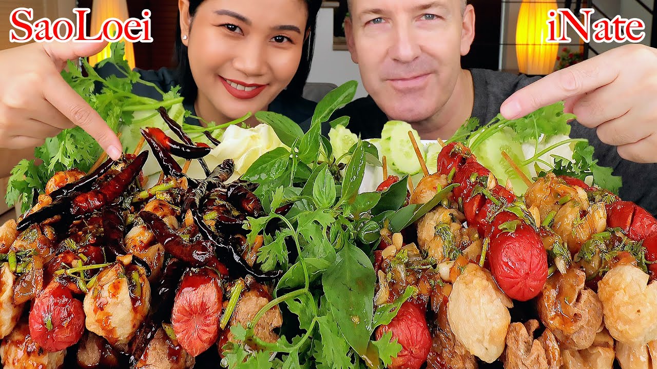กินลูกชิ้นปิ้งราดน้ำจิ้มรสเด็ดกับอ้ายเนทแซ่บหมดถาดจ้า |SaoLoei & iNate