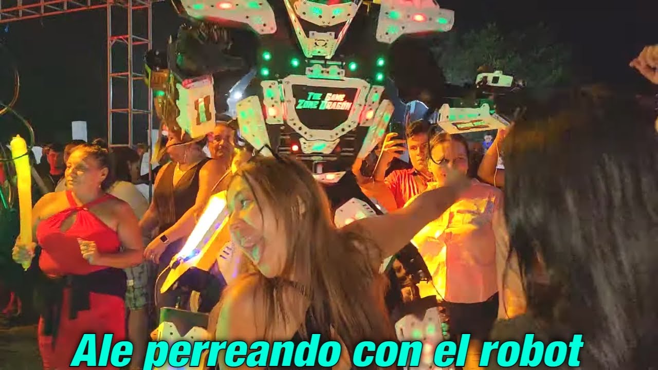 Bessy tenia miedo bailar con los robots. Alejandra se dió gusto perreando con ellos.