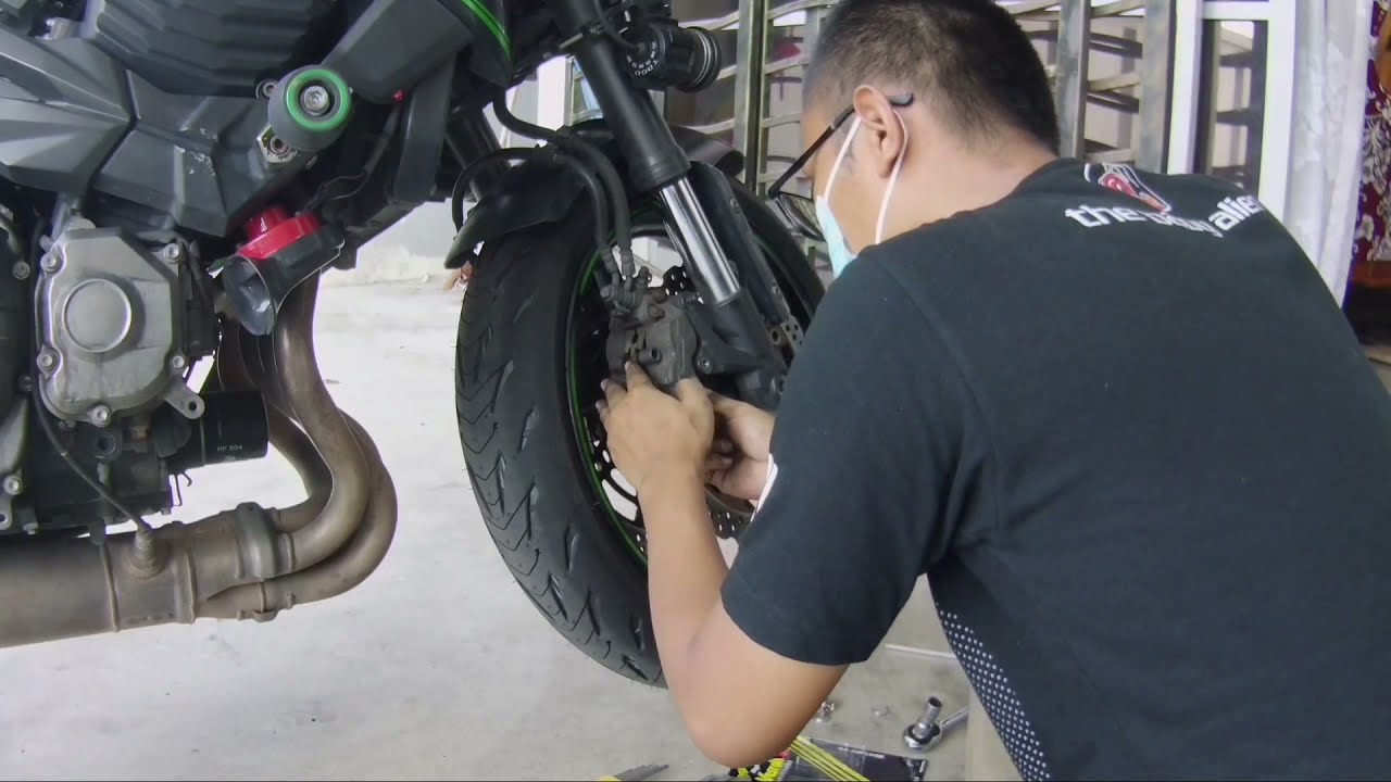 Z800 Brake pad replacement