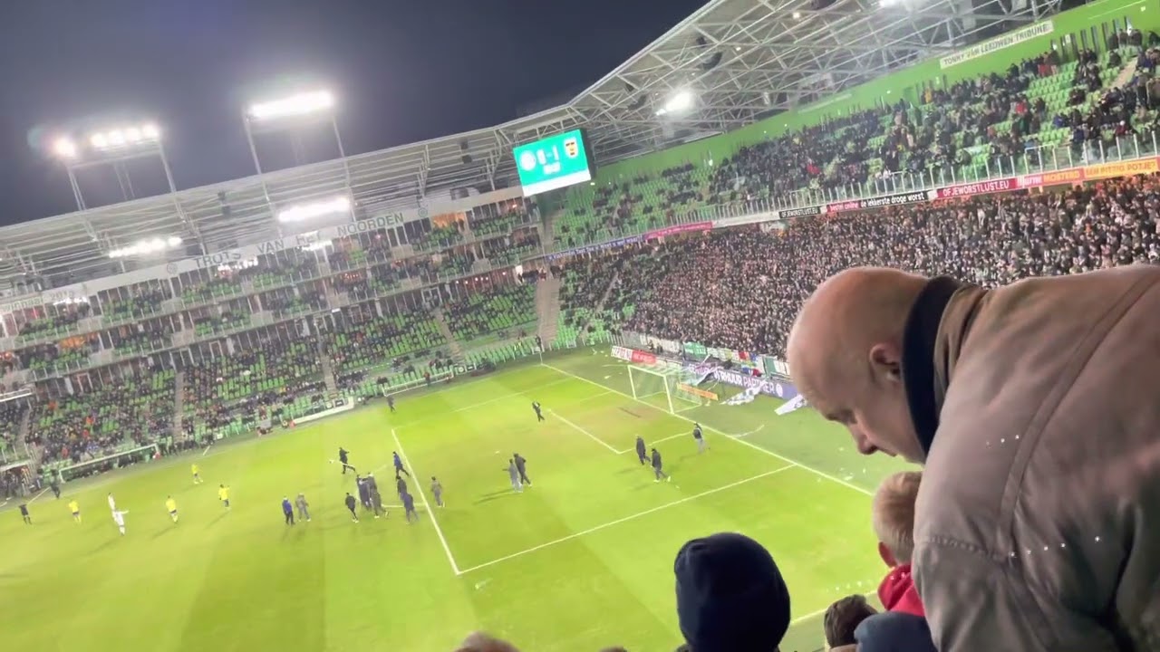 FC Groningen Cambuur supporters op het veldstilgelegd 0-1