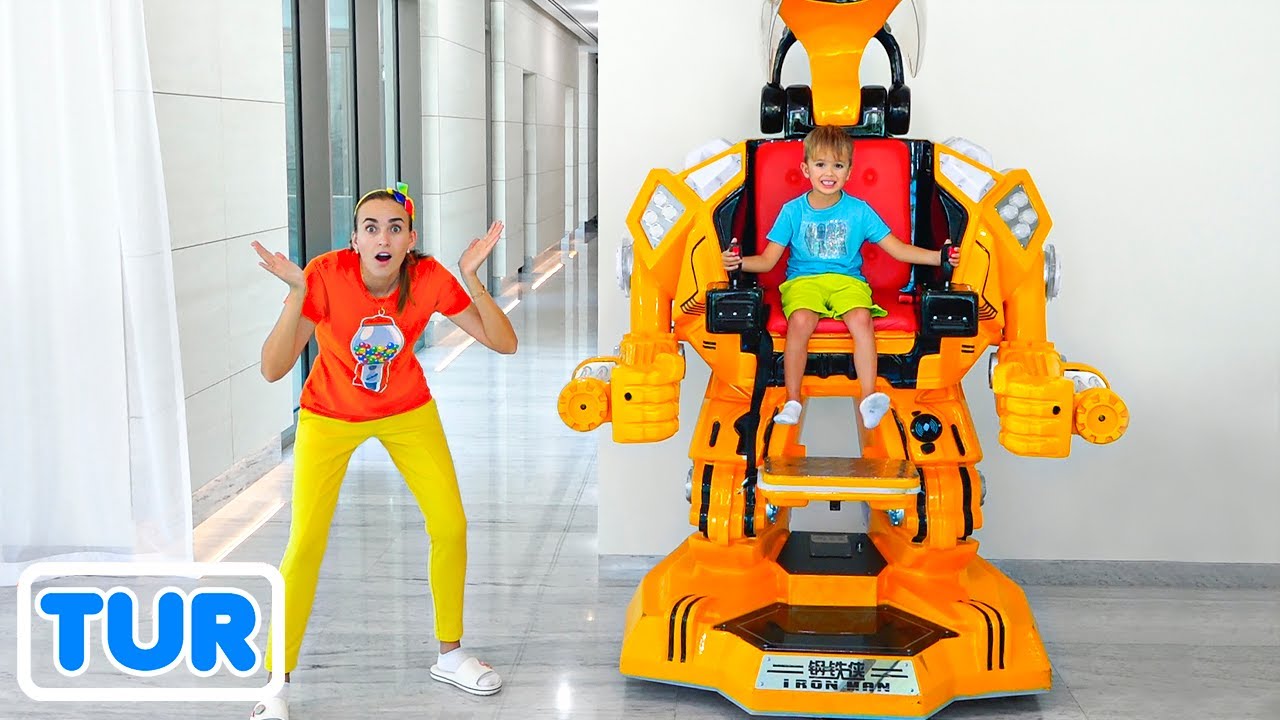 Vlad ve Niki robot araba oyuncağıyla oynuyor