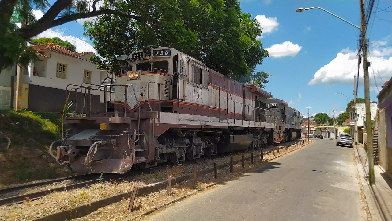 TRÊS TRENS LIDERADOS POR EX LOCOMOTIVAS DA EFVM/VALE PASSANDO POR PERDÕES MG