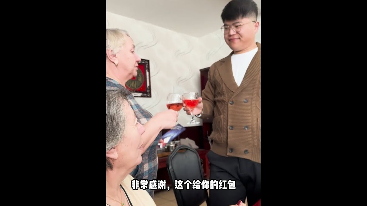 在俄罗斯过30岁生日，红包火锅直接安排上，被家人们的爱包围！ @阿杰在俄罗斯卖中国车 #在拍一种很新的vlog #青年创作者成长计划 #2025第三只眼看中国 #三十而立 #新年快乐