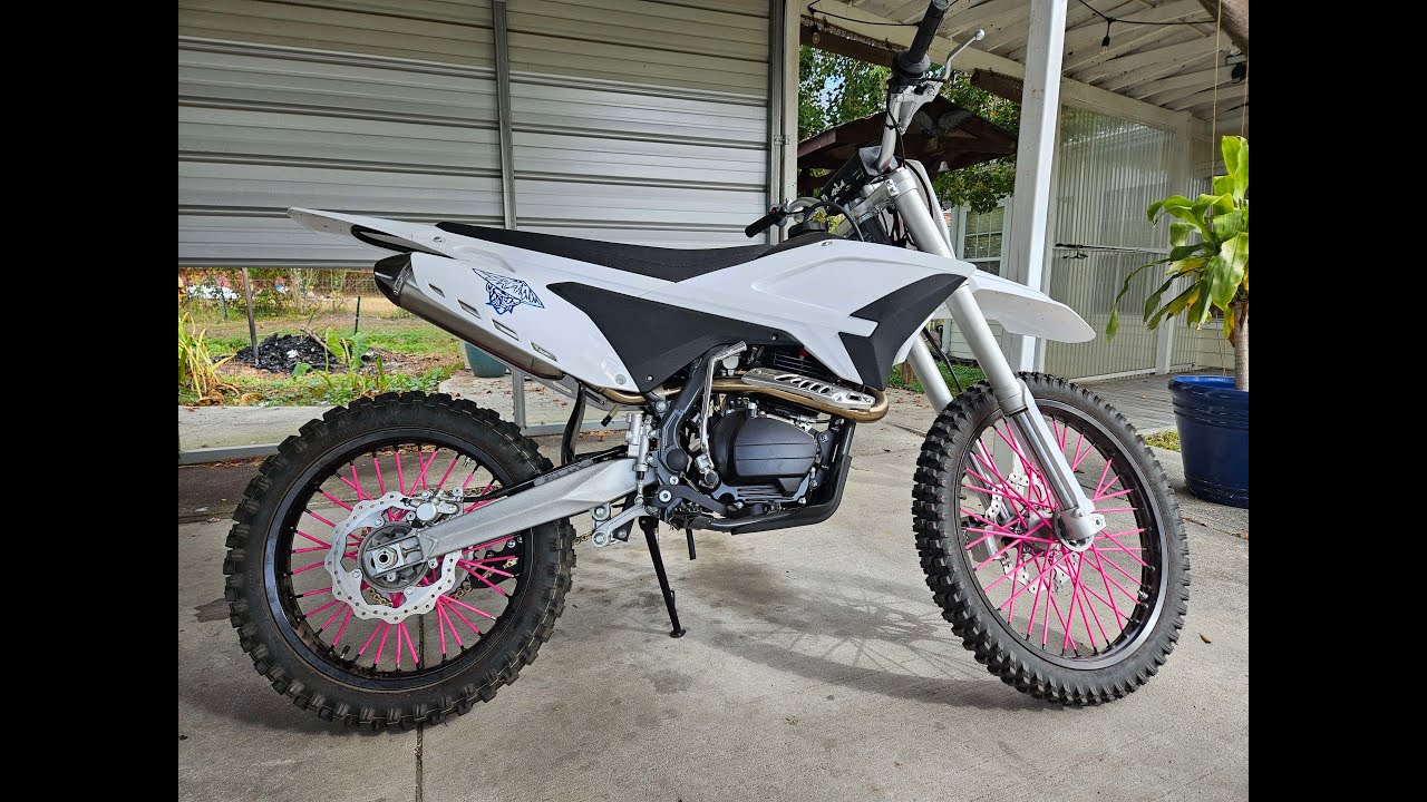 Apollo Thunder 250cc dirt bike.