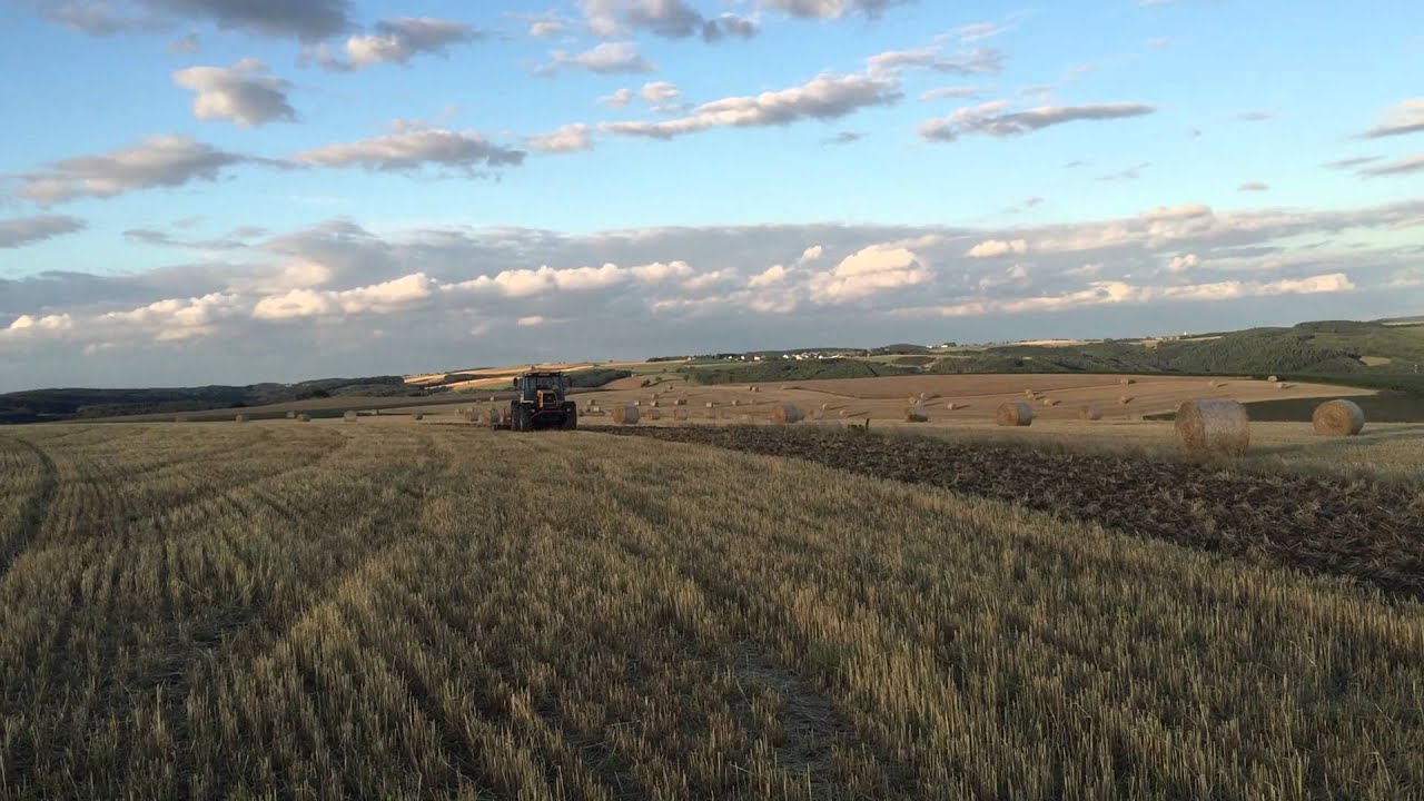 JCB Fastrac 155-65 mit Kverneland Flügelschargrubber-Scheibeneggen Kombination