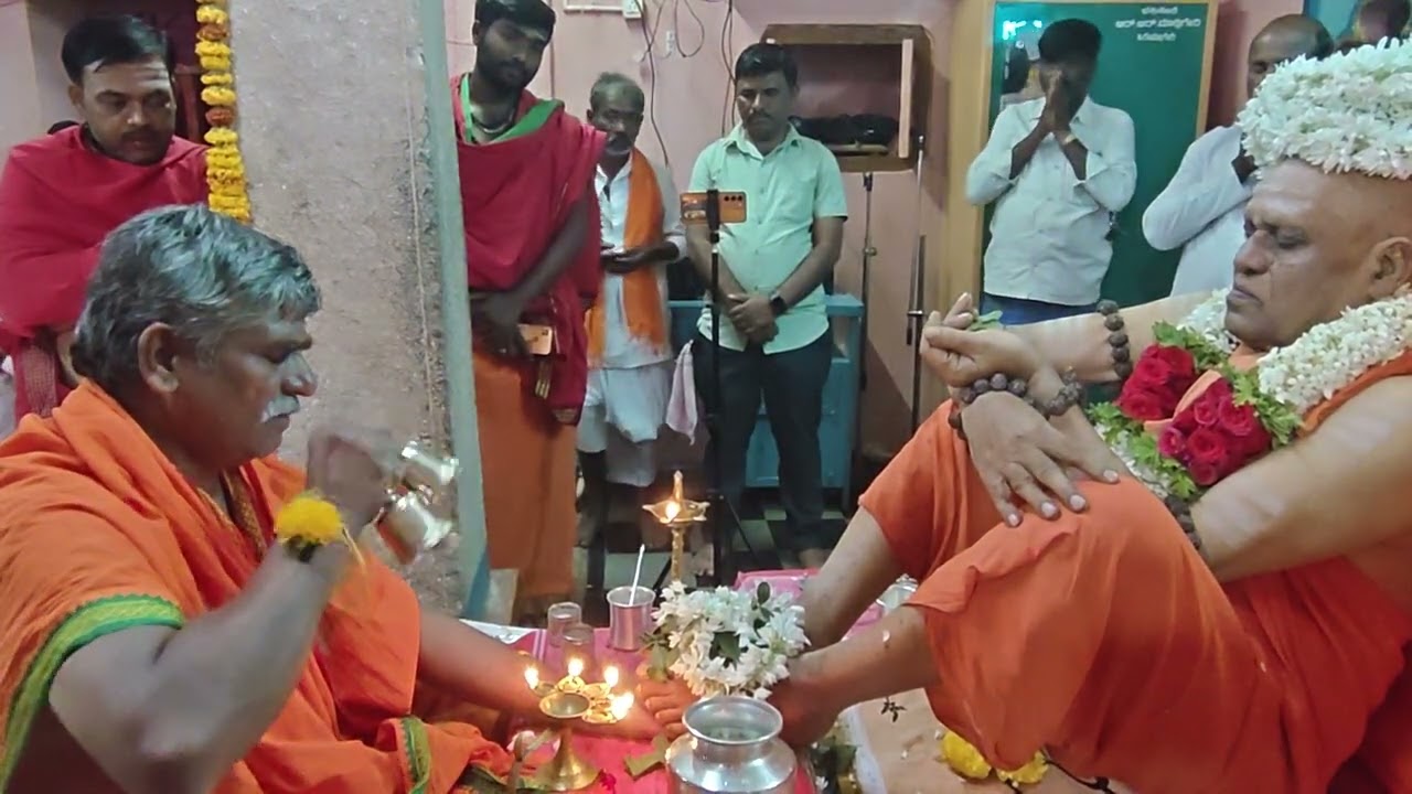 ಕುದರಿಮೋತಿ ಮೈಸೂರುಮಠದ ಶ್ರೀ ಜಗದ್ಗುರು ವಿಜಯಮಹಾಂತಮಾಹಸ್ವಾಮಿಗಳ ಪಾದ ಪೂಜೆ ನಡೆಯುತ್ತದೆ 🙏🙏