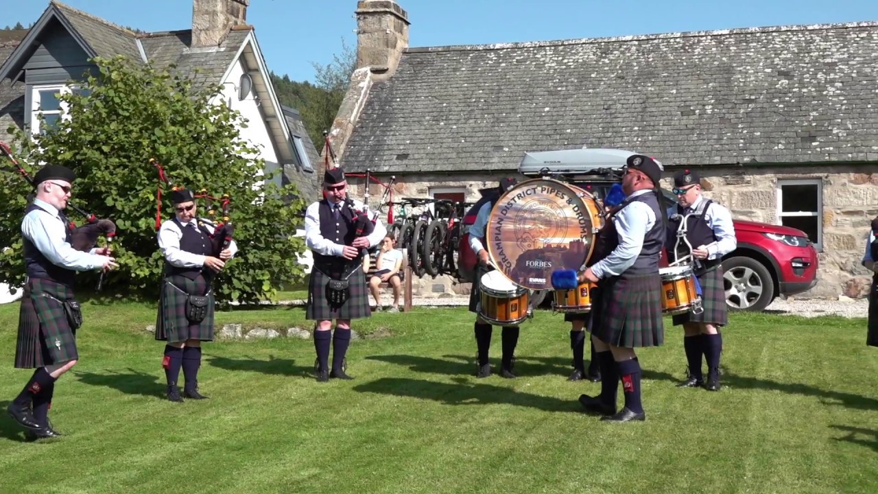 'Mairi's Wedding' & 'Barren Rocks of Aden' played by Grampian District Pipes and Drums in Braemar