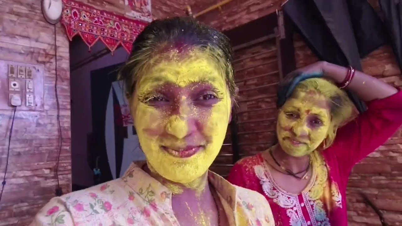 होली है 😋 देवर जी कही का नहीं रखा भाभी जी होली पर भाभी ने देवर को रंग दिया 