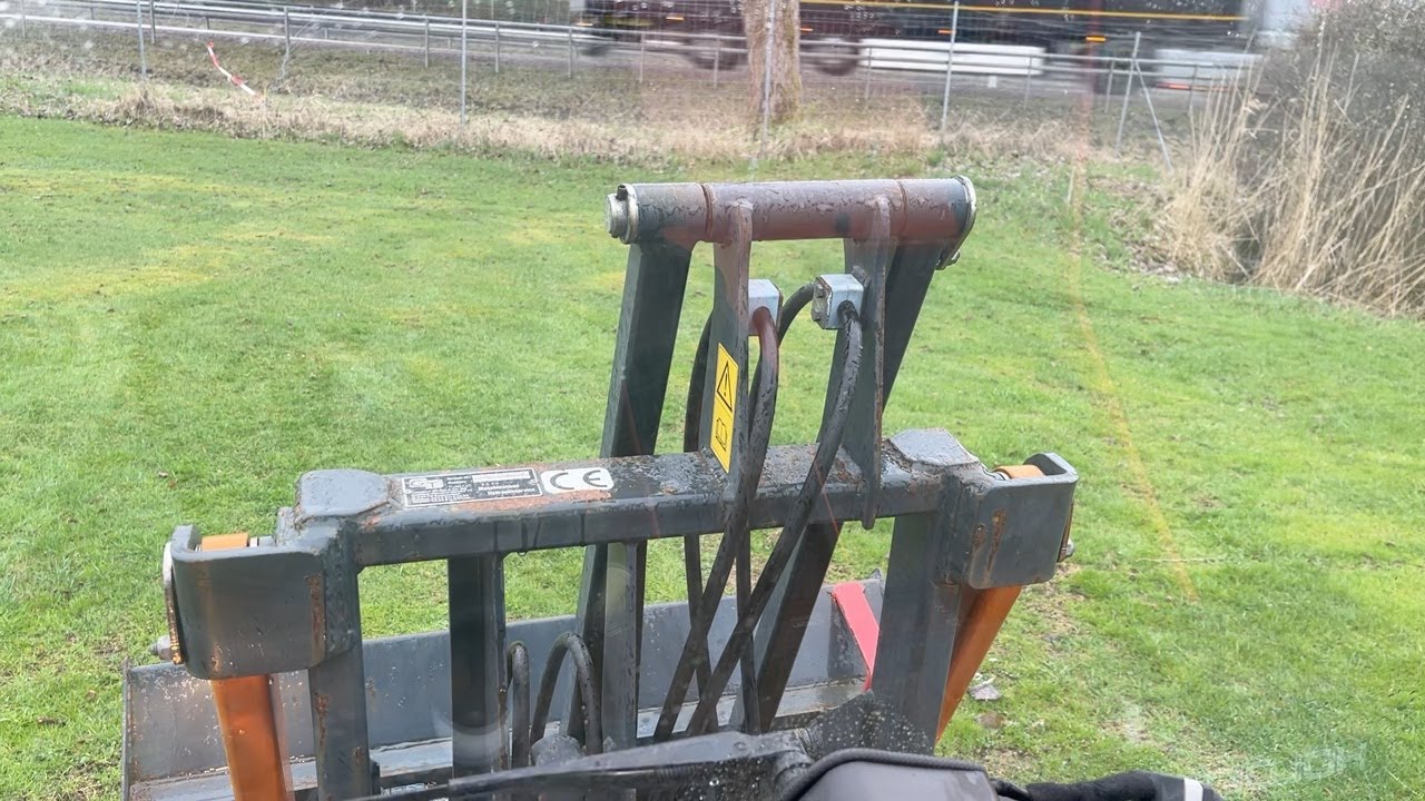 Köp Redskapsbärare Holder C300 med skopa, vikplog & spridare på Klaravik