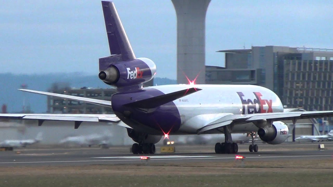 FedEx N556FE MD-10-10 (DC-10) Takeoff Portland Airport (PDX)