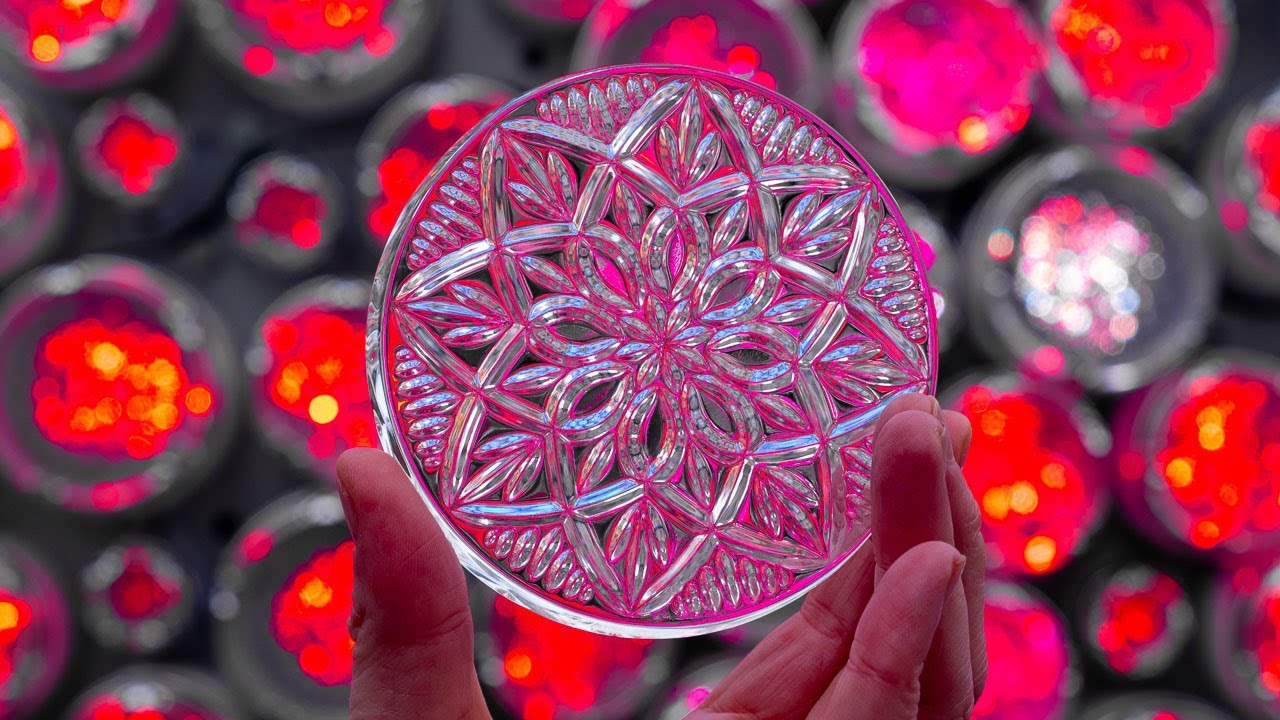 Хрусталь Waterford Crystal 2026 года на новогоднем шаре.