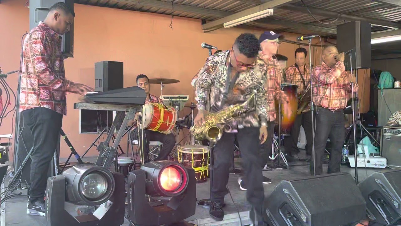 La Empaliza En Vivo- El Burrito Y Su Family Band