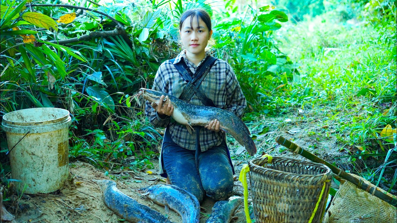 Single Mom and Child Survive by Catching Giant Fish with Primitive Fishing Methods