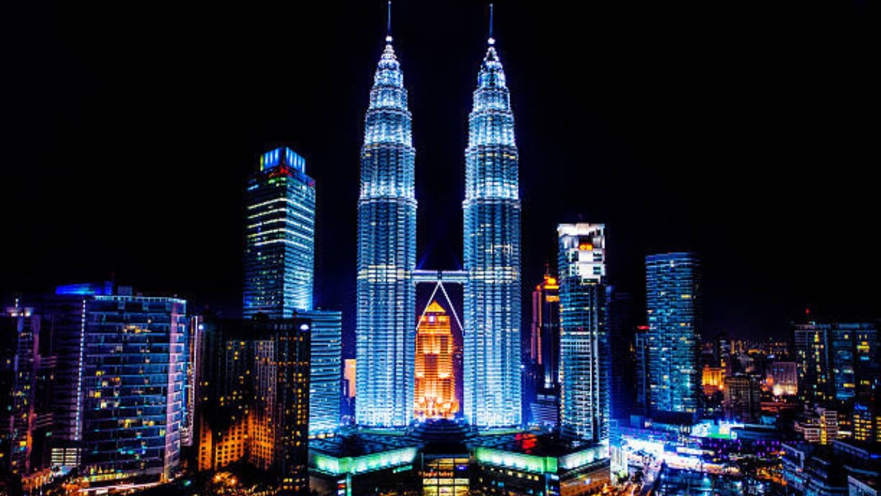 Petronas Twin Towers 🇲🇾 | KLCC Arrival in Kuala Lumpur (No Talking)