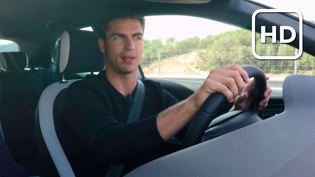 Maxi Iglesias se divierte a bordo de un SEAT León CUPRA de 290 CV