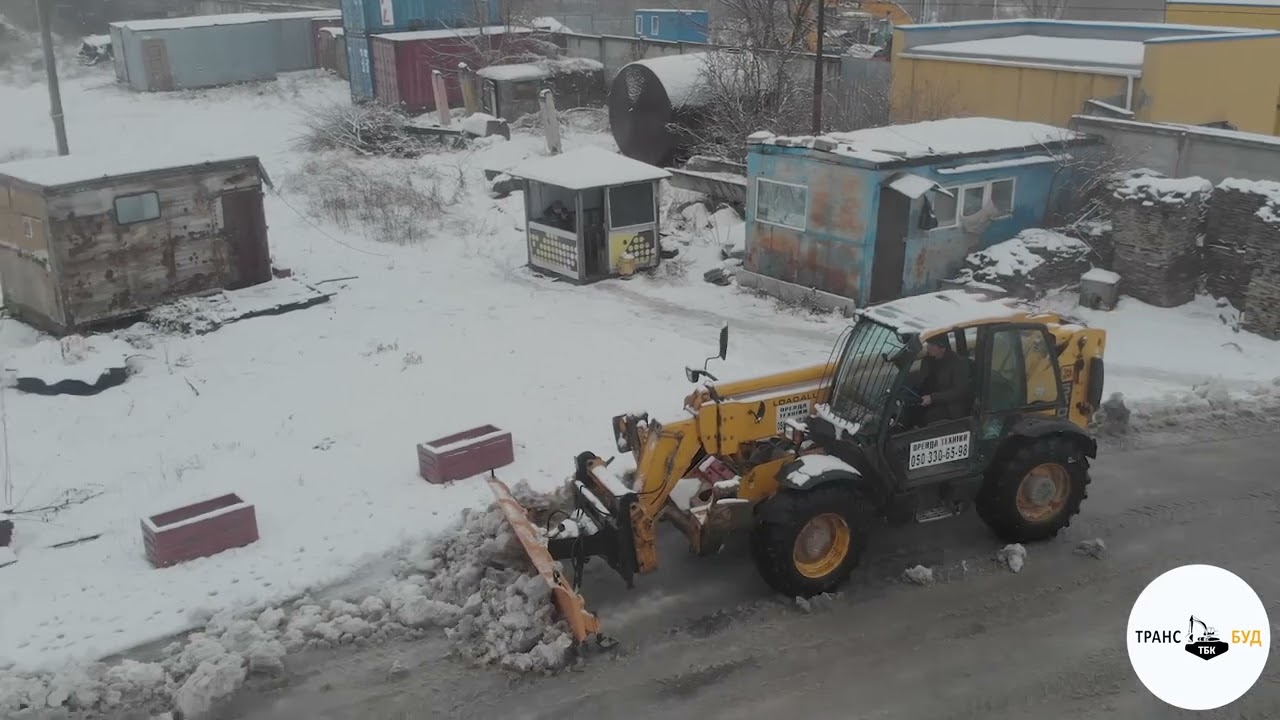 ТЕЛЕСКОПІЧНИЙ НАВАНТАЖУВАЧ JCB 535 ПРИБИРАЄ СНІГ