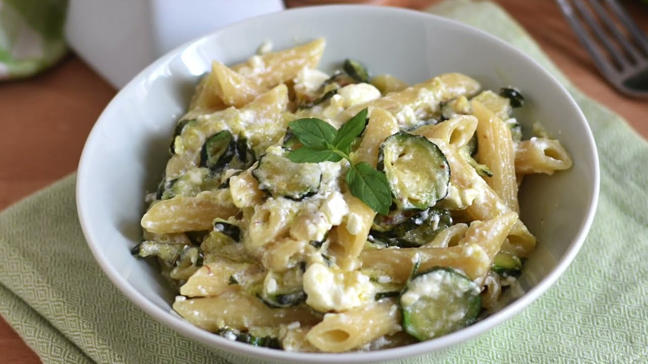 Pasta cremosa alle zucchine e feta greca: ricetta facile e veloce per un primo insolito e saporito!