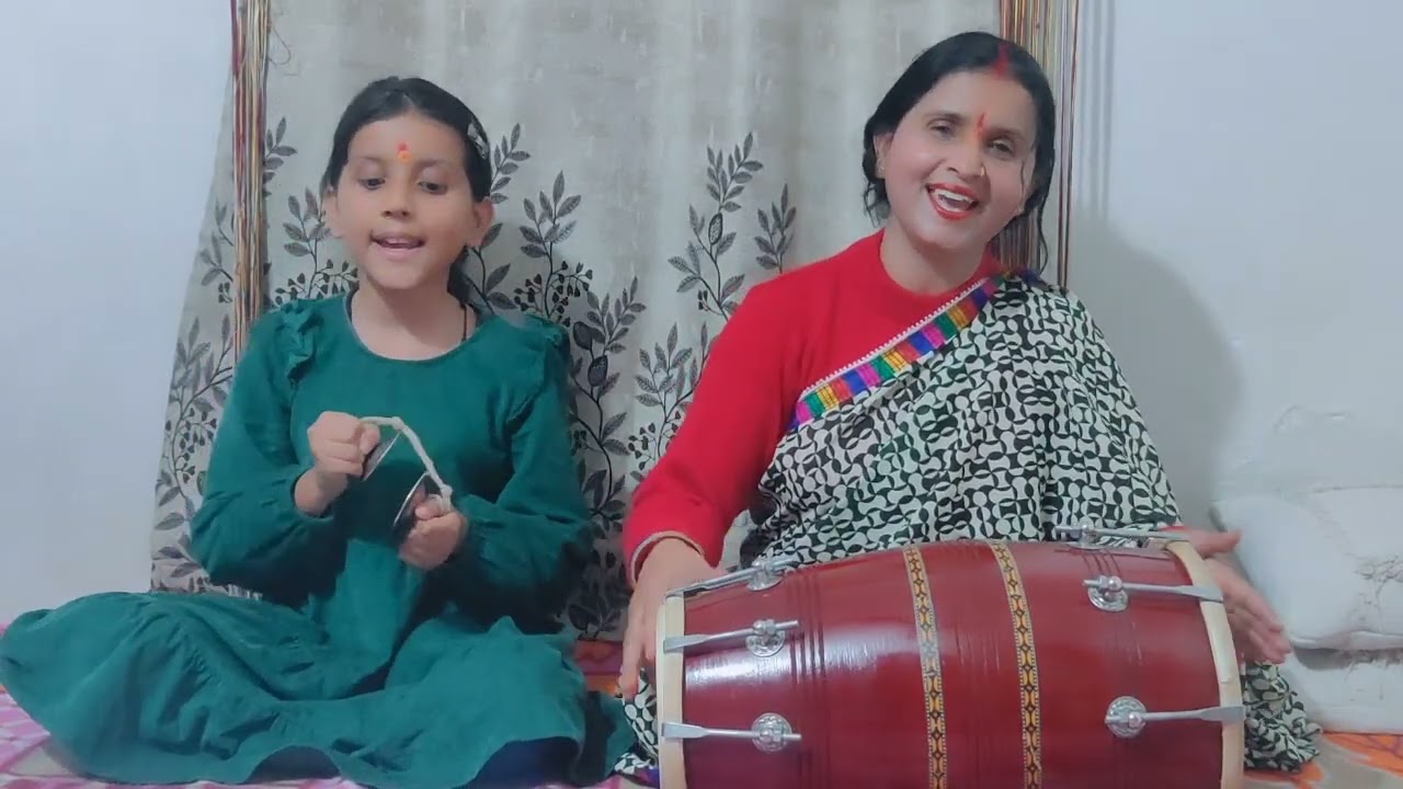 होली खेले मेरी मैया भवन में होली खेले मेरी मैया भर पिचकारी ब्रह्मा जी आए संग में ब्राह्मणी को लाये🫟 