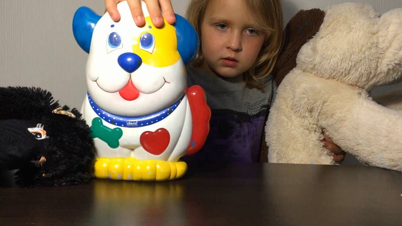Ника показывает свою коллекцию собачек Nika shows her dogs toys