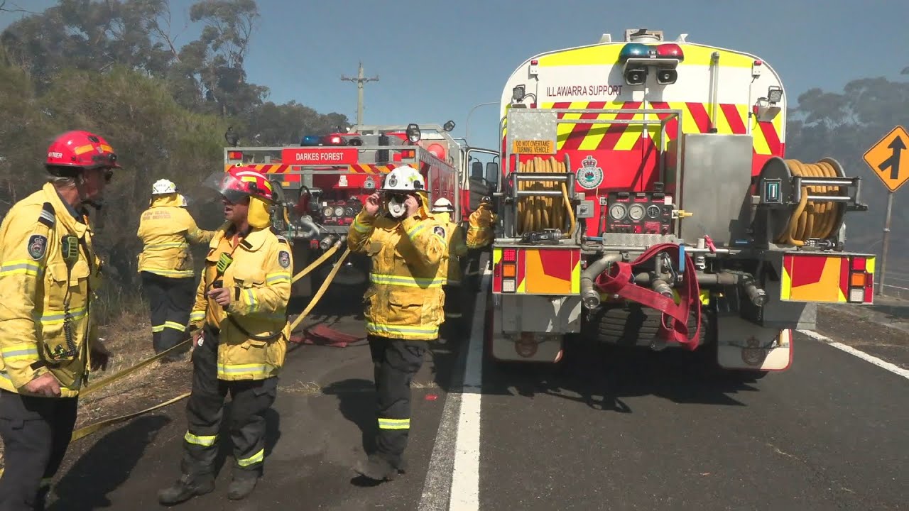 [BUSH FIRE] Bulli Tops Fire closes Princes Highway ( RAW FOOTAGE )