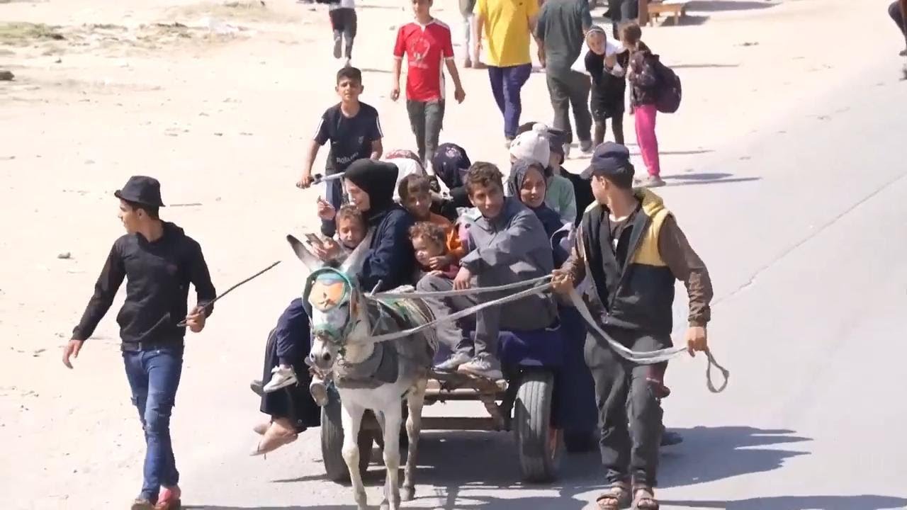 Displaced people in central Gaza Strip attempt to return to the north
