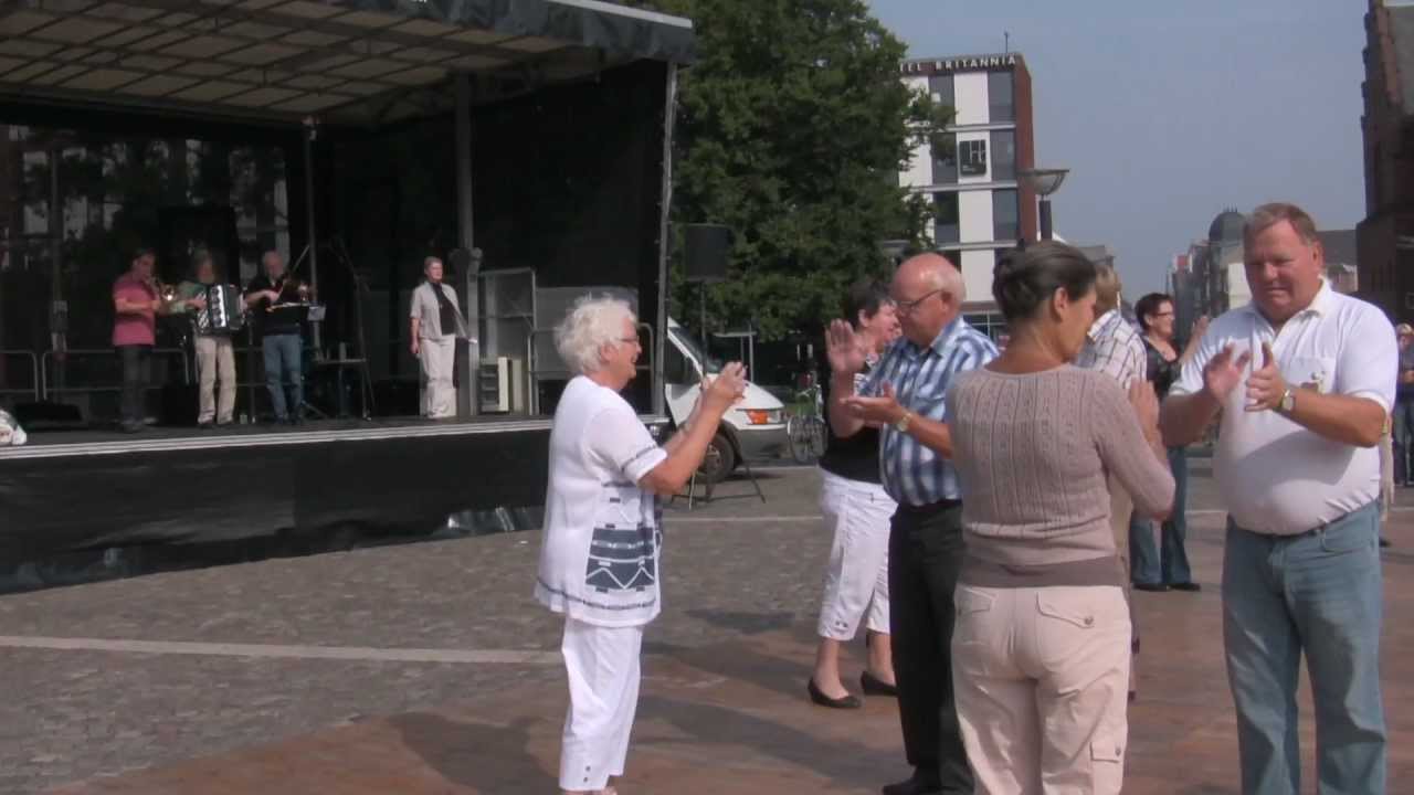 Esbjerg Folkedanserforening danser på Esbjerg Torv den 3. september 2011