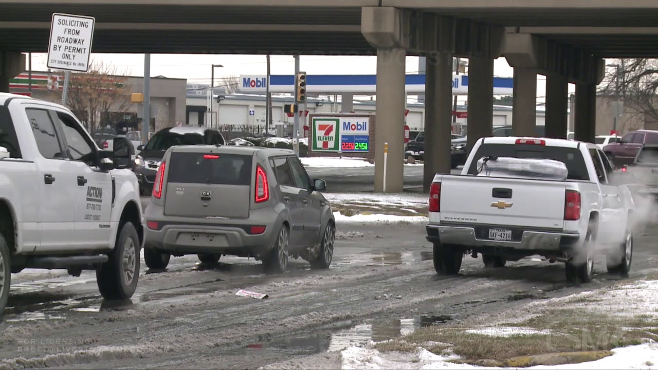 02-16-2021 Fort Worth, TX - Last Minute Preparations Before Next Round of Snow and Ice Arrives
