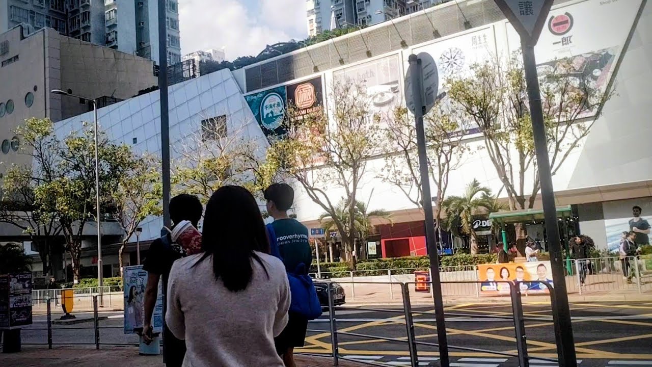 JALAN KAKI MENUJU TOKO OLAHRAGA, 