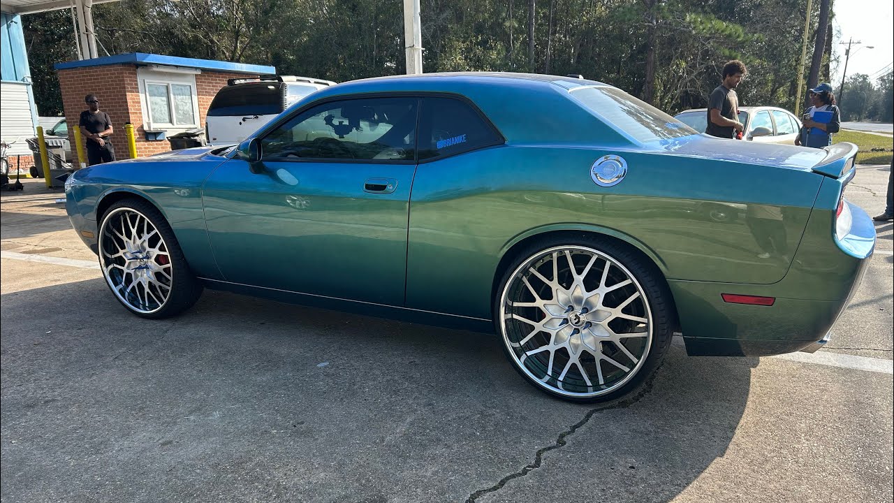 Pull the challenger out and got a bad tire🤦🏽‍♂️🤦🏽‍♂️🤦🏽‍♂️
