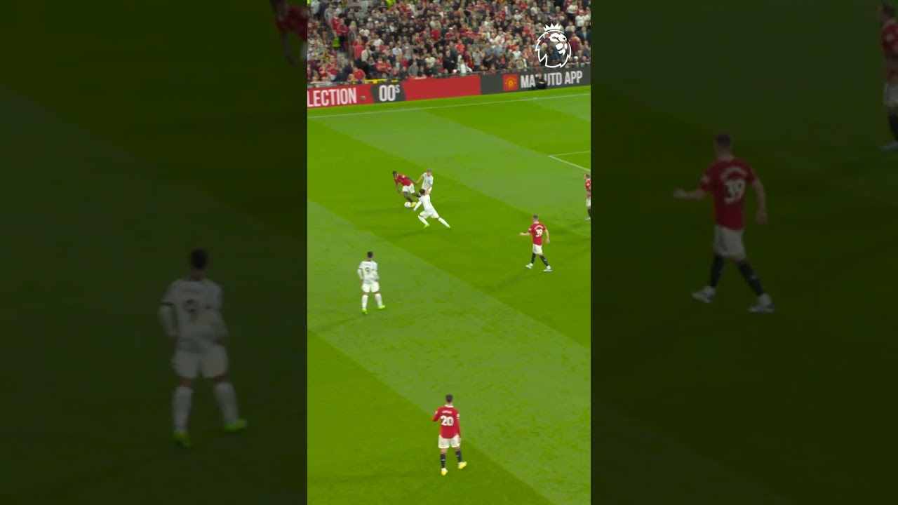 Sancho sends the defender and scores vs Liverpool