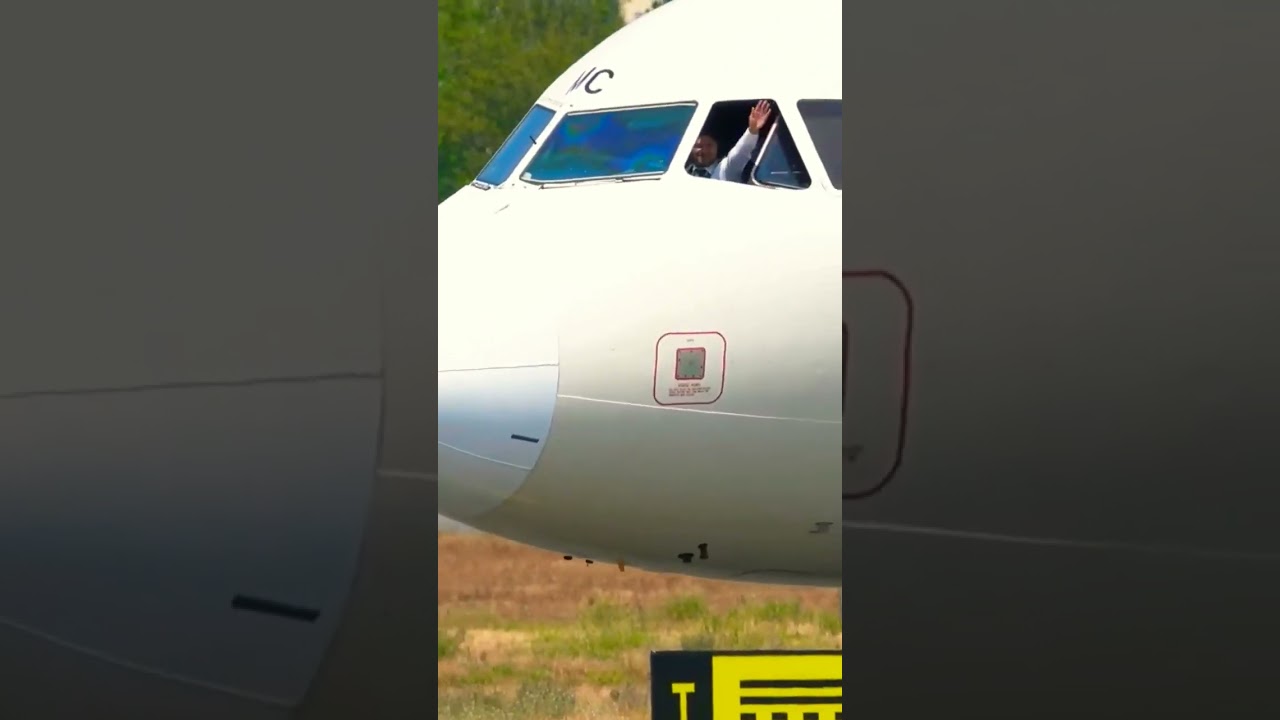 Friendly ITA Pilot Waving for camera! #shorts #planespotting