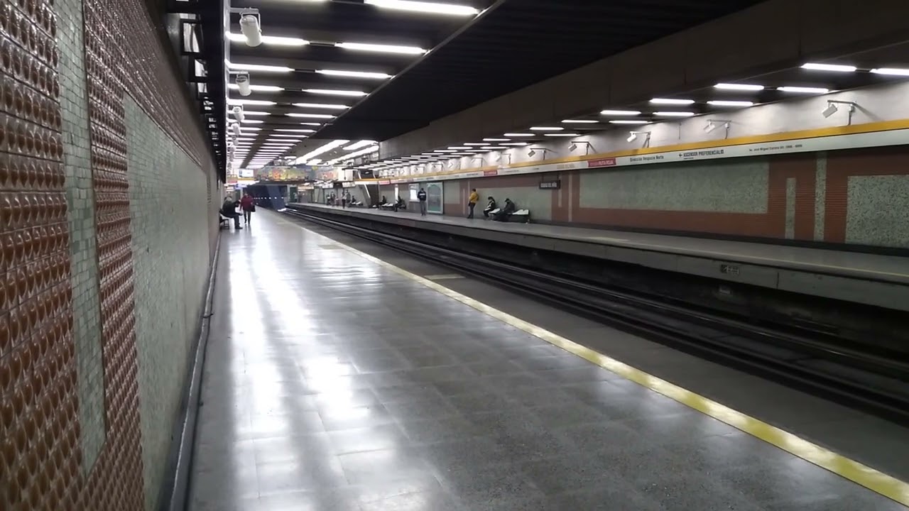 Metro de Santiago | Línea 2 | Trenes Alstom NS-04 y Alstom NS-16 en Estación Ciudad del Niño.