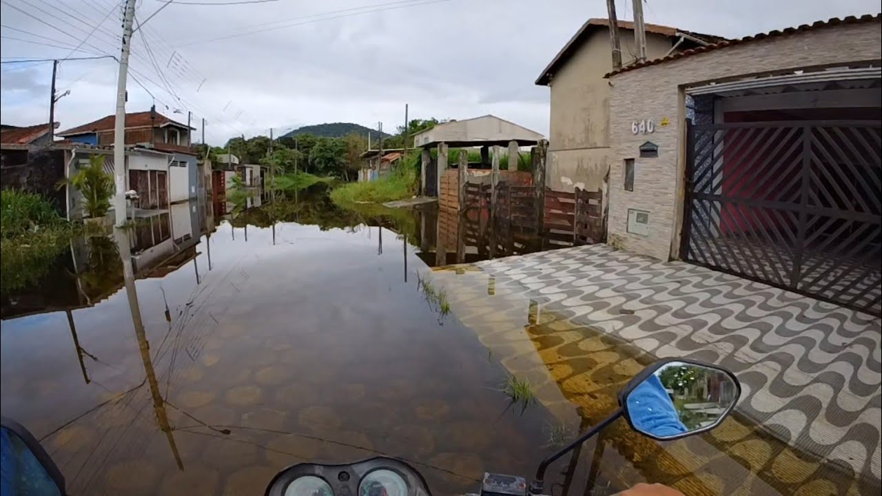 Воды реки Агуапеу начали отступать в Монгагуа, южное побережье Сан-Паулу, 22 января 26 года.