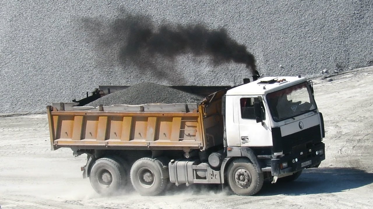 Самосвал МАЗ-6501 в карьере, погрузчик JCB