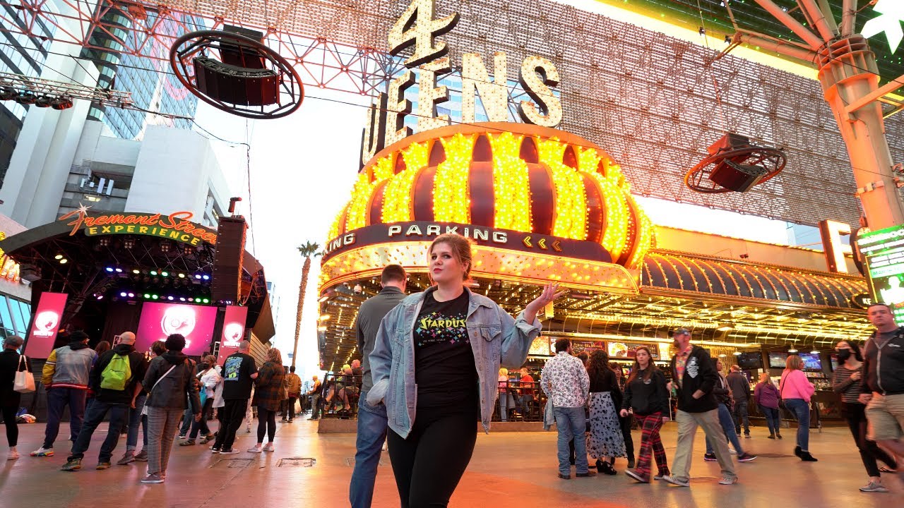 I Stayed in the Cheapest Room at 4 QUEENS in Downtown Las Vegas.. 🎭