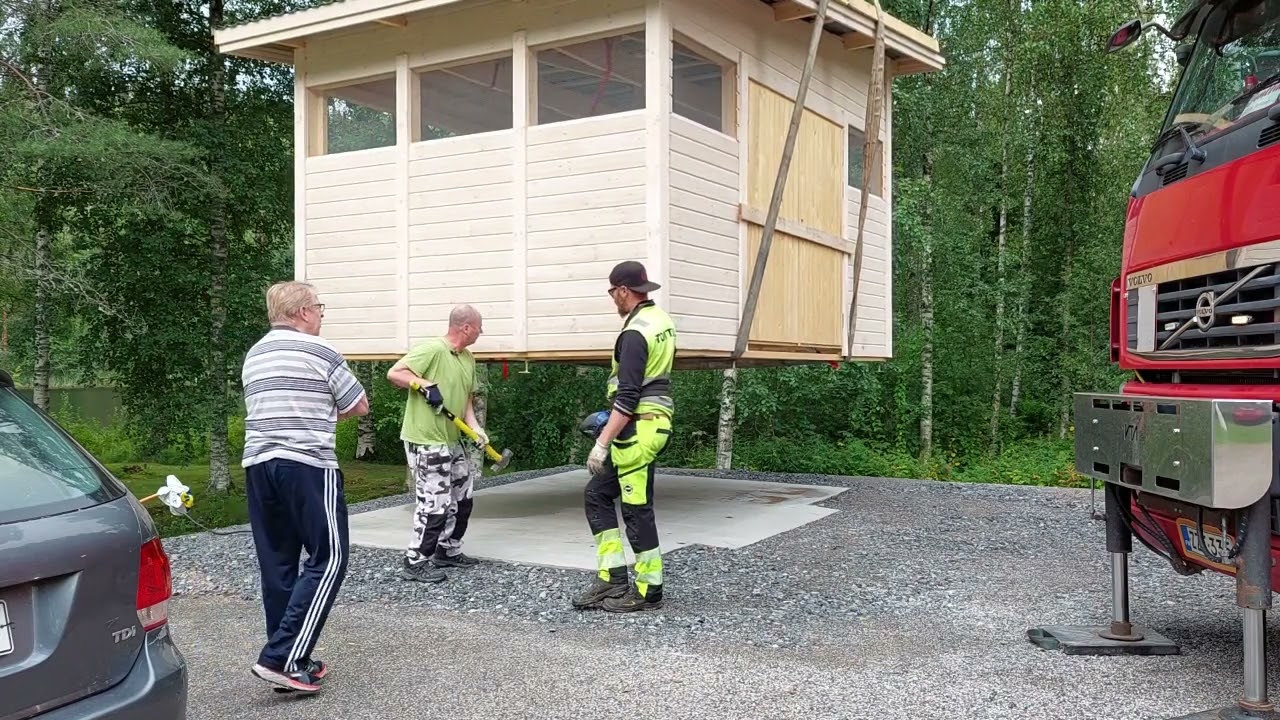 Valmiin jätekatoksen toimitus