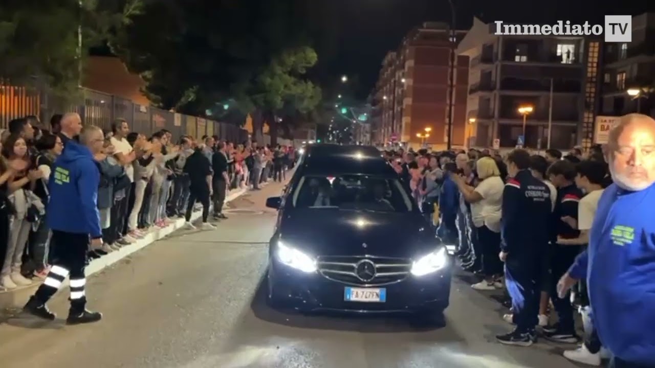 TIFOSI FOGGIA MORTI IN UN INCIDENTE STRADALE, MIGLIAIA DI PERSONE ALL'ARRIVO DELLE SALME