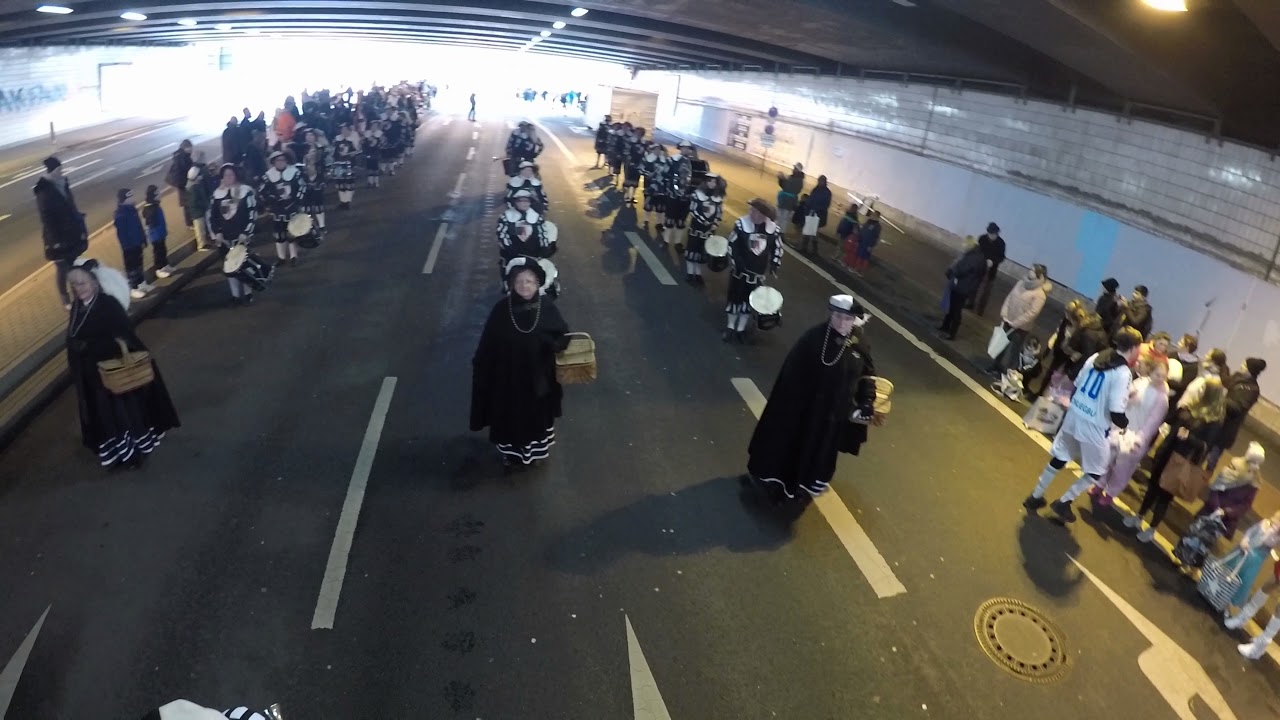 Fanfarencorps Landsknechte Halver beim Rosenmontagszug in Duisburg