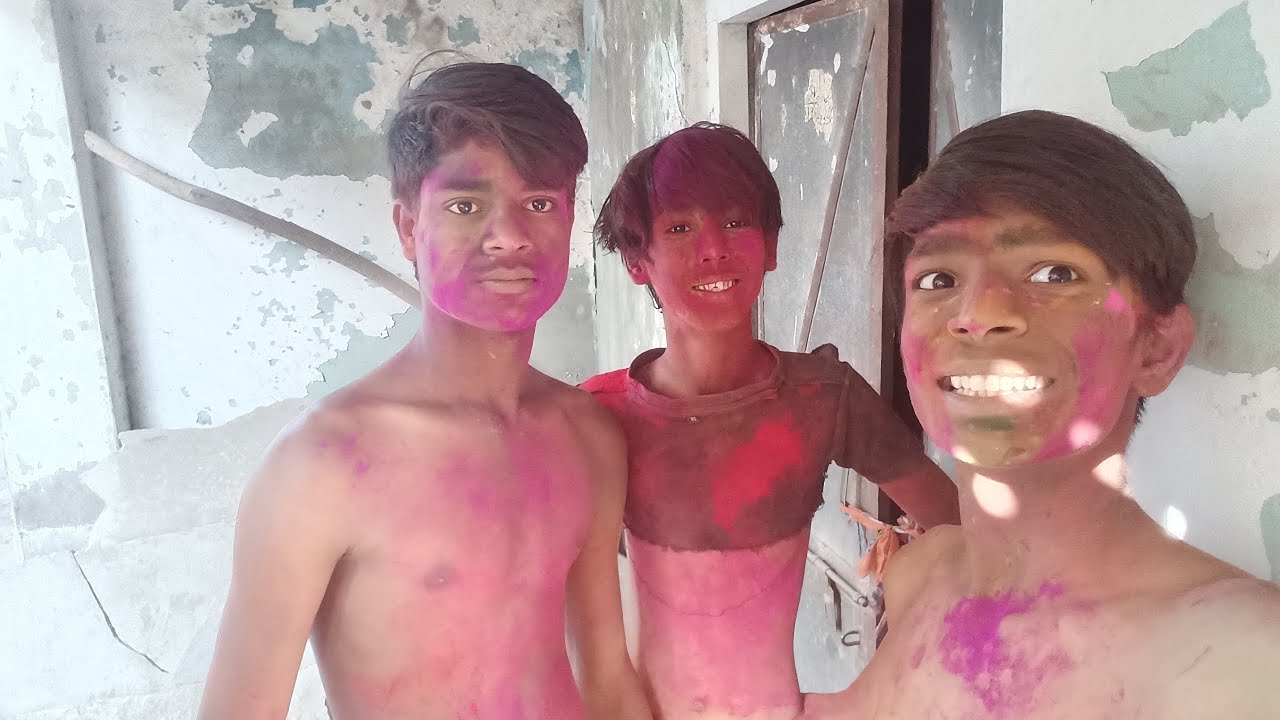 “Dosto ke sath aisi hui Holi ki kapde bhi bach nahi paye 😂🎨”