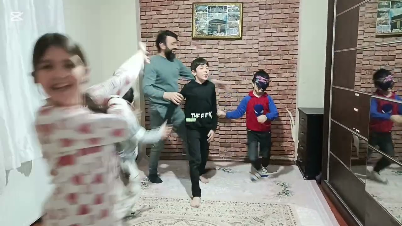لعبنا لعبة الغميضة مع بابا شوفو كتير كان حلو 😅 Körebe oynadık 