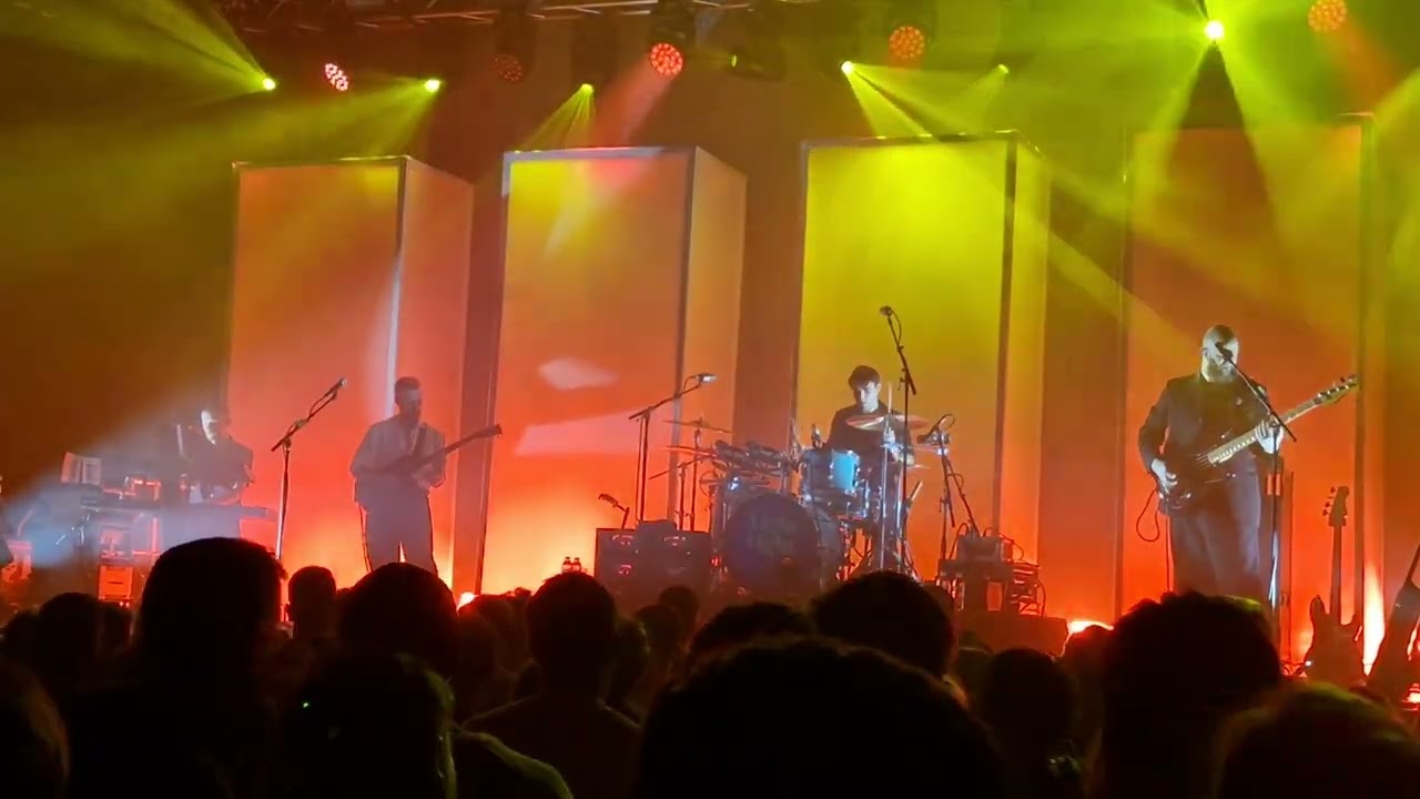 White Lies - 'Time To Give' (Live)