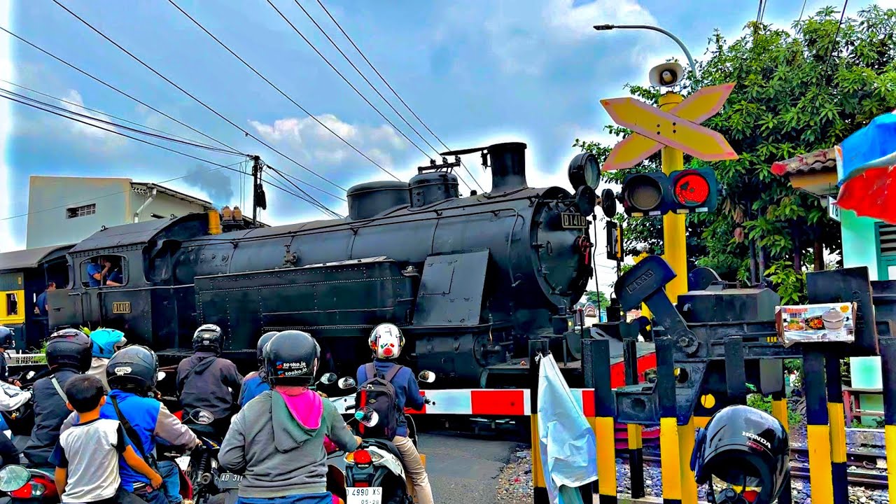 Perlintasan Kereta Api Unik Brengosan Solo Kota Surakarta {KERETA UAP, TRAM, BATARA KRESNA} 2024