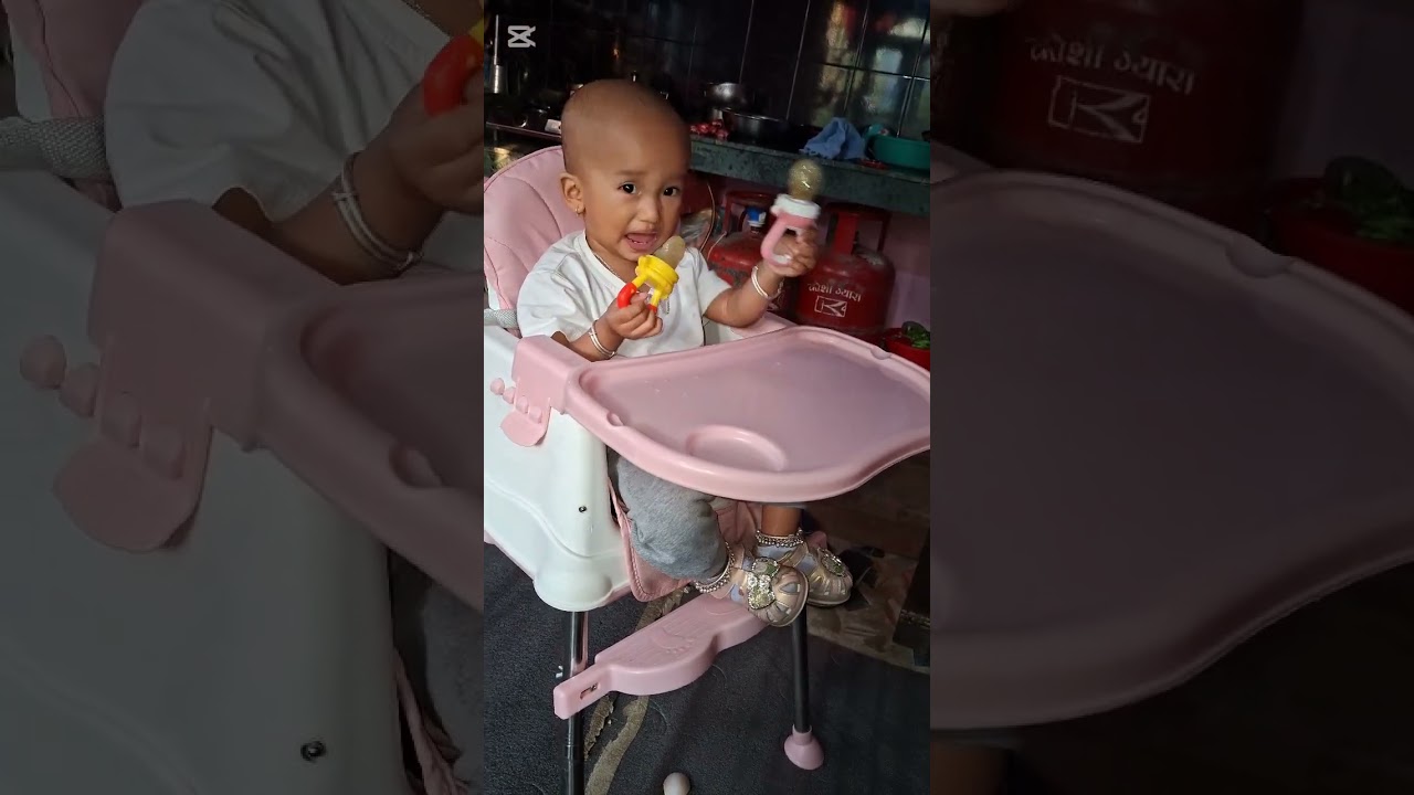 सानी केटी कालो अङ्गुर खाँदै कुन चाहिँ मिठो छ भन्दै चेक गर्दैछ।