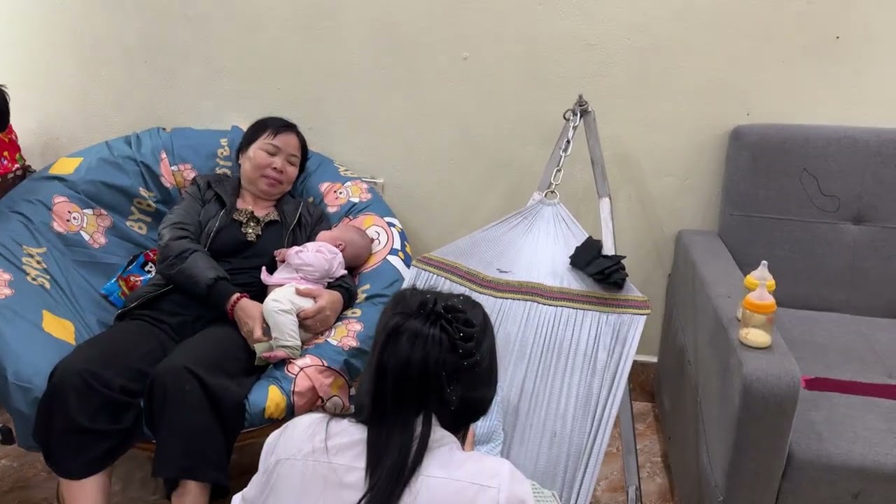 Bà ký Không Cho Bà Ngoại Bế Hai Thằng Cò Vì