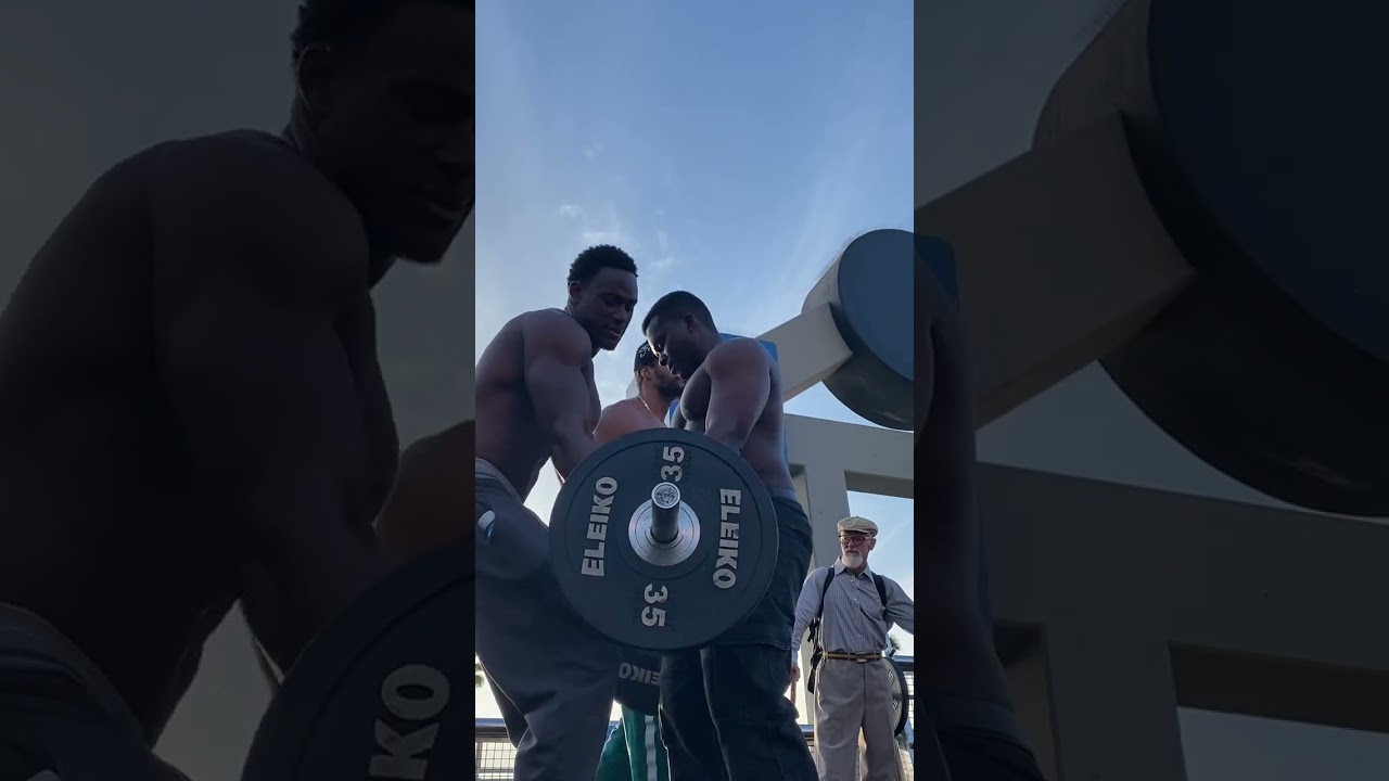 Allyoucaneat_247 at muscle beach curl challenge 💪🏾