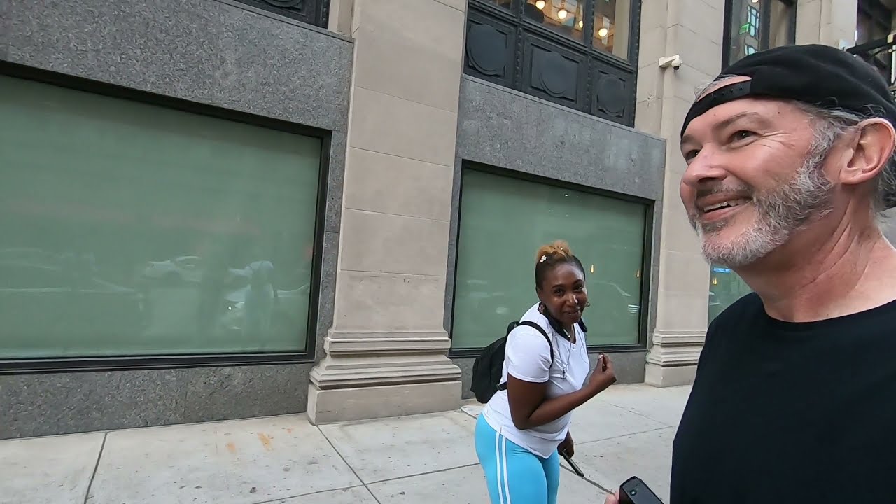 Фотосъемка на Ricoh GR III POV 42: уличная фотография с использованием мгновенной фокусировки.