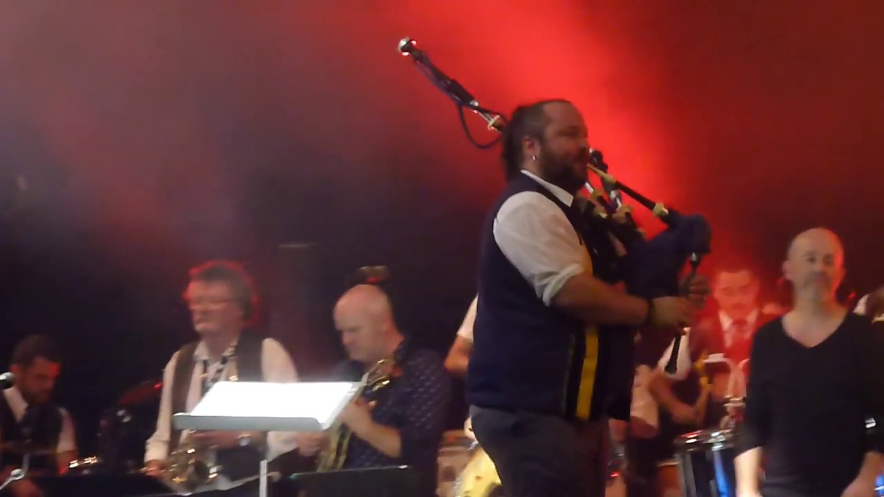Le BAGAD KEMPER danse, accompagné du chanteur Sylvain GIRO, un très bon moment