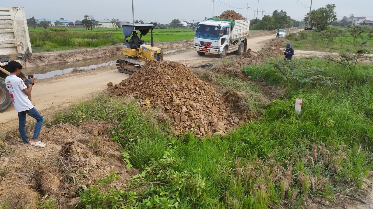 Amazing Show! Skillful Land Filling Process with Smooth Operation by Dump Trucks and Komatsu Dozer